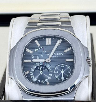 Patek Philippe Nautilus 5712 Steel Like New Full Set 2009
