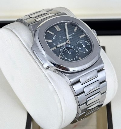 Patek Philippe Nautilus 5712 Steel Like New Full Set 2009