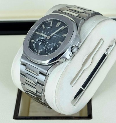 Patek Philippe Nautilus 5712 Steel Like New Full Set 2009