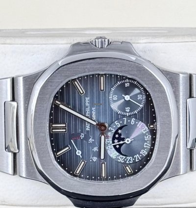 Patek Philippe Nautilus 5712 Steel Like New Full Set 2009