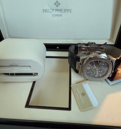 Patek Philippe Nautilus 5712g 001 Full Set Freshly Serviced By Patek