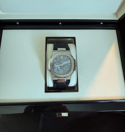 Patek Philippe Nautilus 5712g 001 Full Set Freshly Serviced By Patek