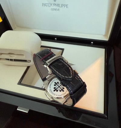 Patek Philippe Nautilus 5712g 001 Full Set Freshly Serviced By Patek