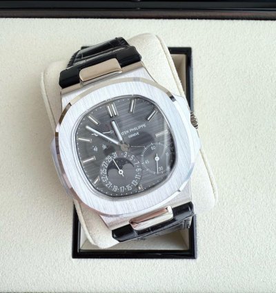 Patek Philippe Nautilus 5712g-001
