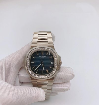 Patek Philippe Nautilus 5713 1g-010