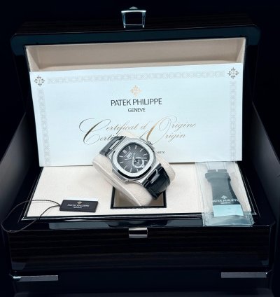 Patek Philippe Nautilus 5726a-001 Stainless Steel Full Set Annual Calendar 2022