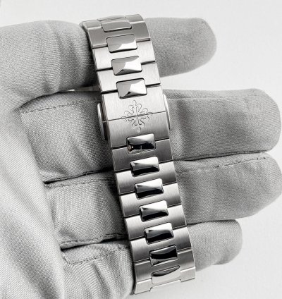 Patek Philippe Nautilus 5811 1g-001 White Gold Blue Dial 2022