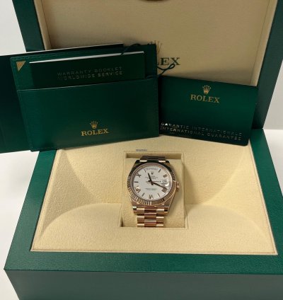 Rolex Day-date 40 Everose Gold Day-date 40 Watch Fluted Bezel White Bevelled Roman Dial 228235