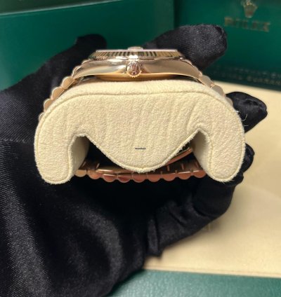 Rolex Day-date 40 Everose Gold Day-date 40 Watch Fluted Bezel White Bevelled Roman Dial 228235