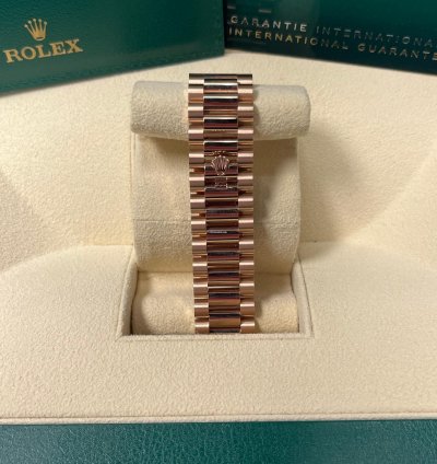 Rolex Day-date 40 Everose Gold Day-date 40 Watch Fluted Bezel White Bevelled Roman Dial 228235