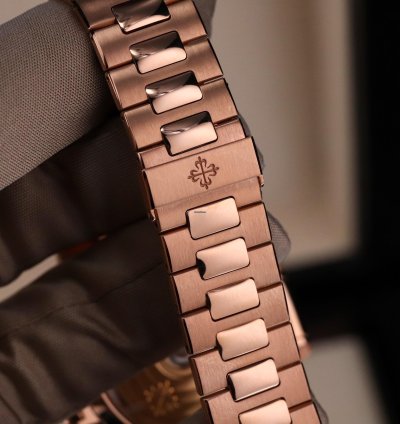 Patek Philippe Nautilus 5980-1r Discontinued 40mm Rose Gold Black Dial Full Set - Old Clasp