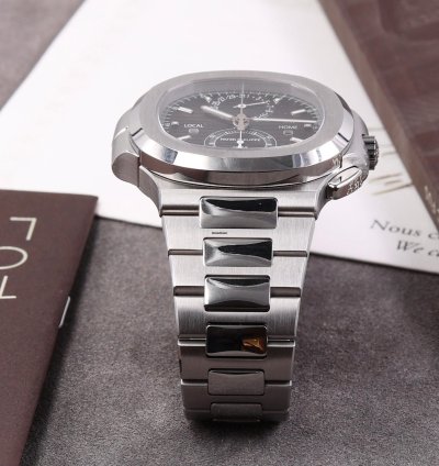 Patek Philippe Nautilus 5990 1a-001 - Full Set - Like New Condition - 2018