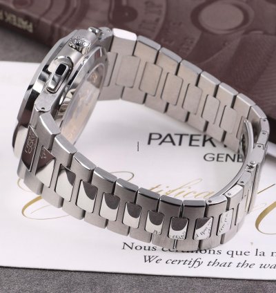 Patek Philippe Nautilus 5990 1a-001 - Full Set - Like New Condition - 2018