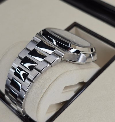 Patek Philippe Nautilus 5990 1a-001 Travel Time