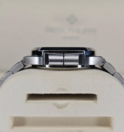 Patek Philippe Nautilus 5990 1a-001 Travel Time