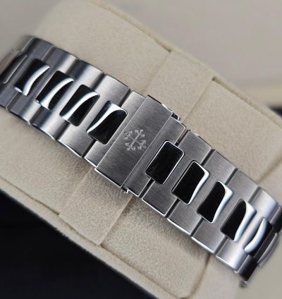 Patek Philippe Nautilus 5990 1a-001 Travel Time
