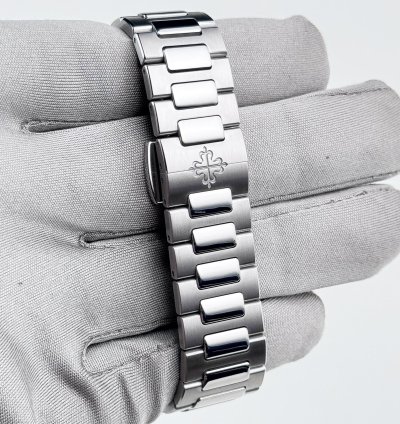 Patek Philippe Nautilus 7118 1a-010 Stainless Steel Silvery Opaline Dial 2022