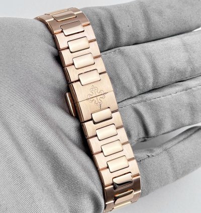 Patek Philippe Nautilus 7118 1r-010 Ladies Rose Gold Champagne Golden Dial 2022
