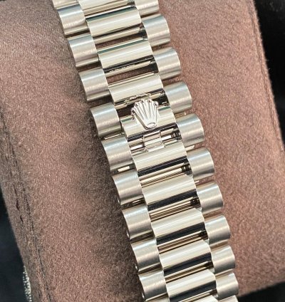 Rolex Day-date 40 New 2023 Day-date 40 President White Gold Olive Green Dial Factory Diamond Bezel 228349rbr