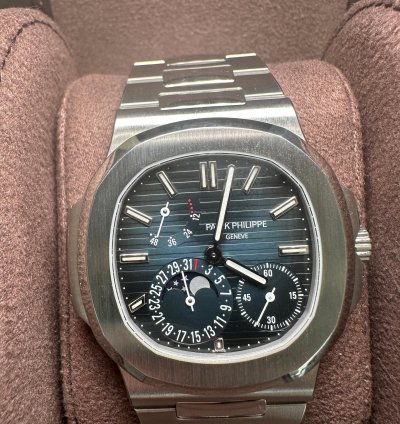 Patek Philippe Nautilus Complete Patek Philippe Nautilus 5712 1a
