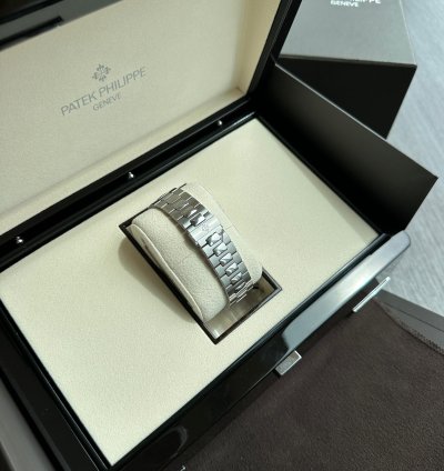 Patek Philippe Nautilus Complete Patek Philippe Nautilus 5712 1a
