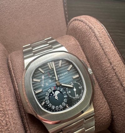 Patek Philippe Nautilus Complete Patek Philippe Nautilus 5712 1a