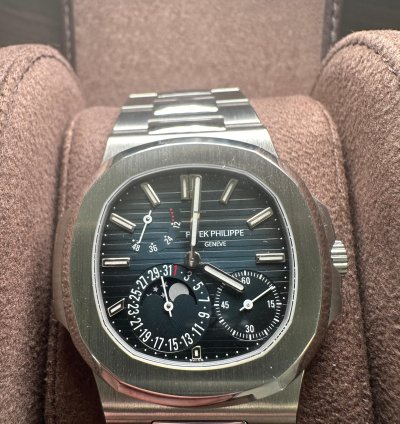 Patek Philippe Nautilus Complete Patek Philippe Nautilus 5712 1a