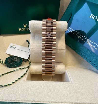 Rolex Day-date 40 New 2024 Olive Green Roman Dial Diamond Bezel President Bracelet Rose Gold