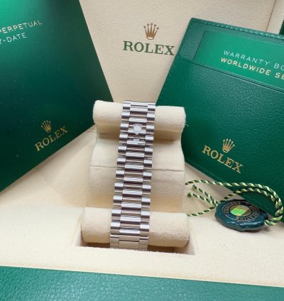 Rolex Day-date 40 New 2024 Olive Green Roman Dial Fluted Bezel Platinum President Bracelet