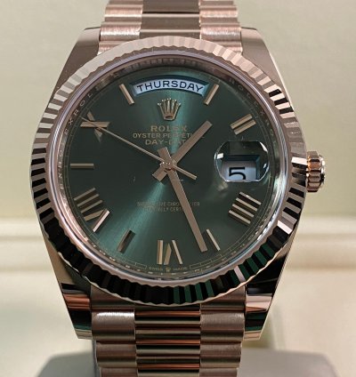 Rolex Day-date 40 New 2024 Unworn Day-date 40 President Rose Gold Olive Green Roman Dial 228235 Full Set