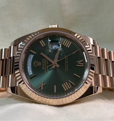 Rolex Day-date 40 New 2024 Unworn Day-date 40 President Rose Gold Olive Green Roman Dial 228235 Full Set