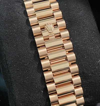Rolex Day-date 40 New 2024 Unworn Day-date 40 President Rose Gold Olive Green Roman Dial 228235 Full Set