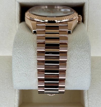 Rolex Day-date 40 New 2025 Day-date 40mm 228235 Presidential Rose Gold Mop Diamond Baguette Dial