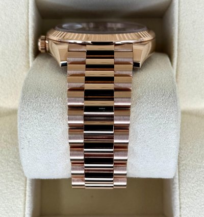Rolex Day-date 40 New 2025 Day-date 40mm 228235 Rose Gold Chocolate Baguette Dial