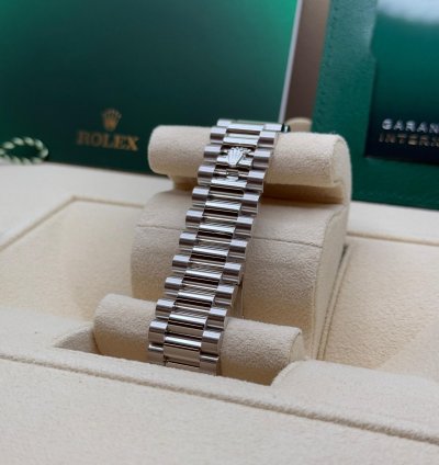 Rolex Day-date 40 New 2025 Olive Green Roman Dial Fluted Bezel Platinum President Bracelet