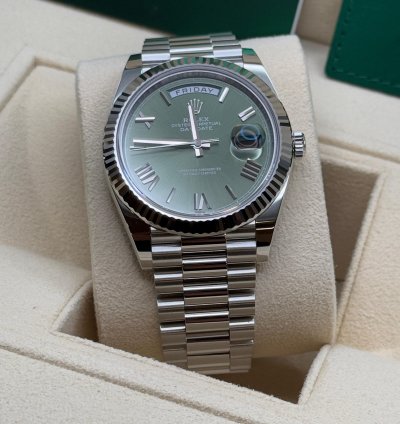 Rolex Day-date 40 New 2025 Olive Green Roman Dial Fluted Bezel Platinum President Bracelet
