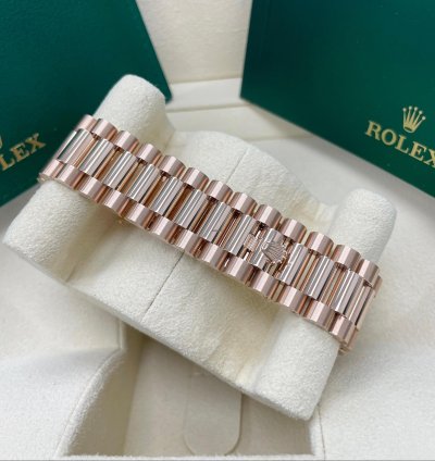 Rolex Day-date 40 New Day-date 40mm 228235 Rose Gold Fluted Olive Green Roman Dial Presidential