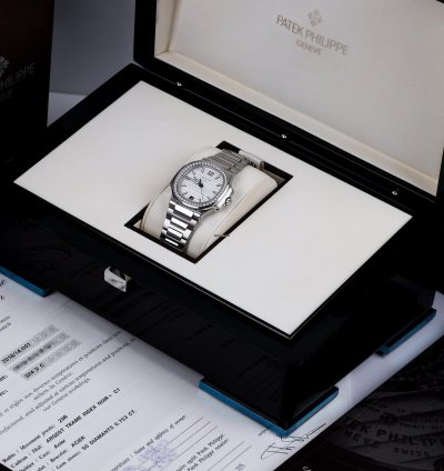 Patek Philippe Nautilus Ladies Automatic Ref 7018 1a-001 Silver Dial 33mm Stainless Steel Box And Papers 2015