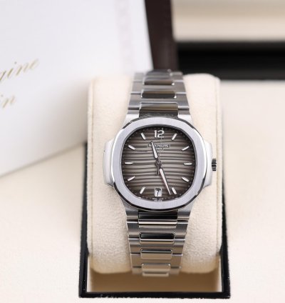 Patek Philippe Nautilus Lady Nautilus Grau - 2022 - Deutsch - Wie Neu - Fullset