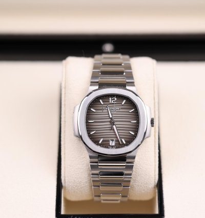 Patek Philippe Nautilus Lady Nautilus Grau - 2022 - Deutsch - Wie Neu - Fullset