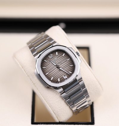 Patek Philippe Nautilus Lady Nautilus Grau - 2022 - Deutsch - Wie Neu - Fullset
