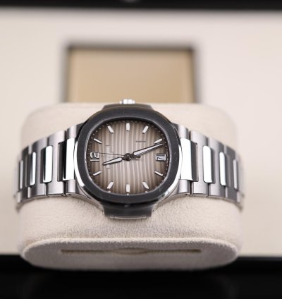 Patek Philippe Nautilus Lady Nautilus Grau - 2022 - Deutsch - Wie Neu - Fullset