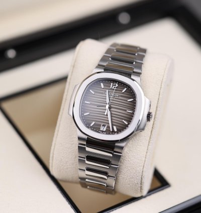 Patek Philippe Nautilus Lady Nautilus Grau - 2022 - Deutsch - Wie Neu - Fullset