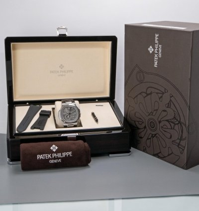 Patek Philippe Nautilus Moon Phase 5712g-001