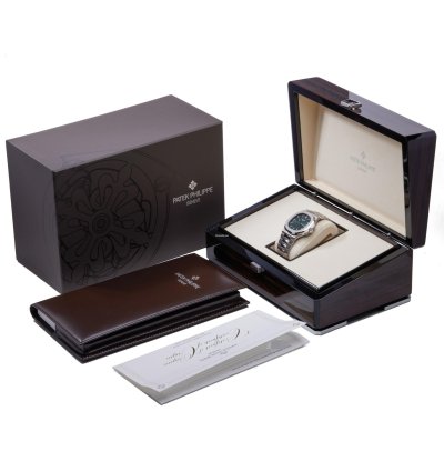Patek Philippe Nautilus Olive Unworn Stainless Steel 5711 1a-014 - Ats-w007910