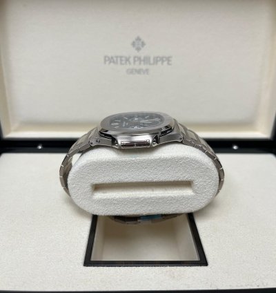 Patek Philippe Nautilus Perpetual Calendar Sunburst White Gold Blue Dial 5740 1g-001