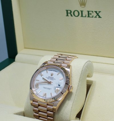 Rolex Day-date 40 President 40mm Day-date 228235 18k Rose Gold White Roman Dial Unworn