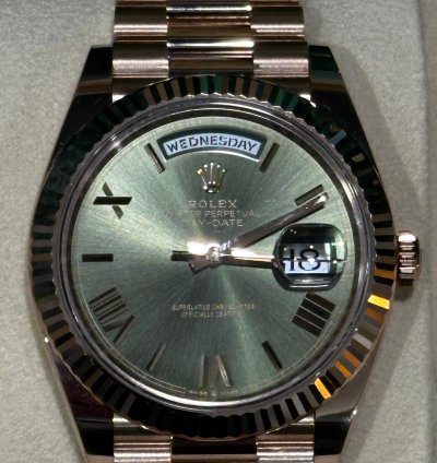 Rolex Day-date 40 Unworn 2024 Rose Gold Olive Green Roman Dial 228235