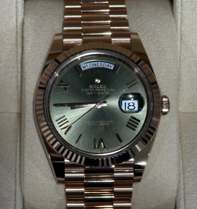 Rolex Day-date 40 Unworn 2024 Rose Gold Olive Green Roman Dial 228235