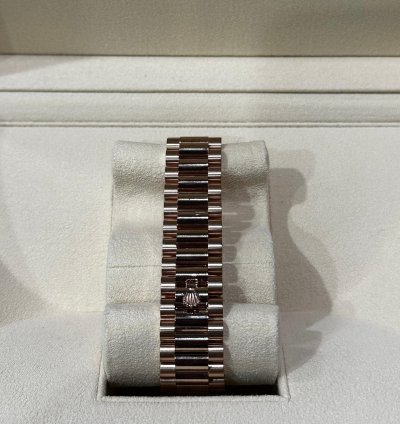 Rolex Day-date 40 Unworn 2024 Rose Gold Olive Green Roman Dial 228235